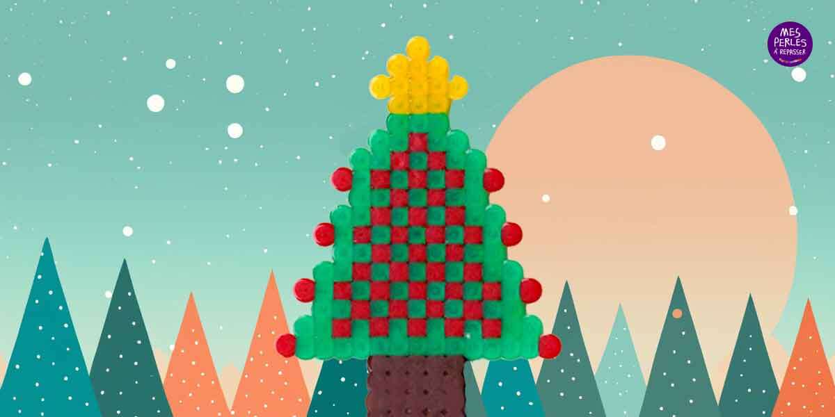 Modèle de perles à repasser Petit Sapin de Noël à imprimer ! Free printable Little Christmas Tree perler beads pattern!