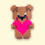 Modèle de perles à repasser - Saint Valentin - Ourson Cœur - PDF à imprimer - Free printable Valentine's Day Bear perler beads pattern! Actual size for pegboards!