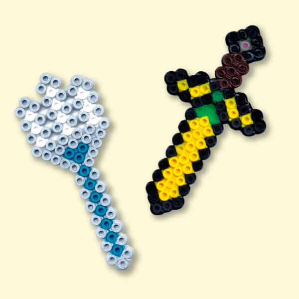 Modèle de perles à repasser Minecraft à imprimer en PDF - Epée et Trident - Easy & Free printable Minecraft Weapons perler beads pattern! Actual size for pegboards!